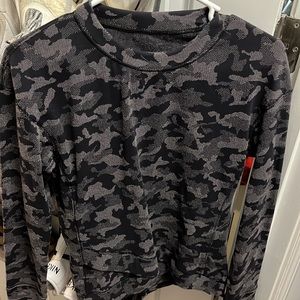 black & gray lululemon long sleeve! warm inside & thumb holes! nwot!